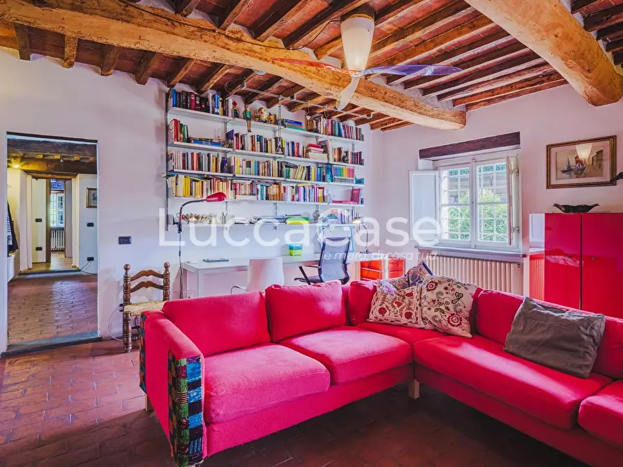 Immagine 11 di Villa in vendita  a Lucca