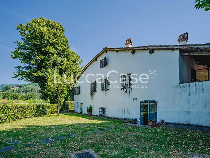 Immagine 3 di Villa in vendita  a Lucca