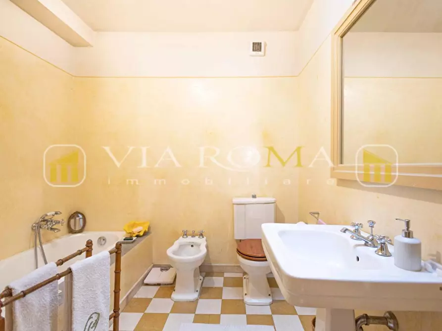 Immagine 9 di Appartamento in vendita  a Lucca