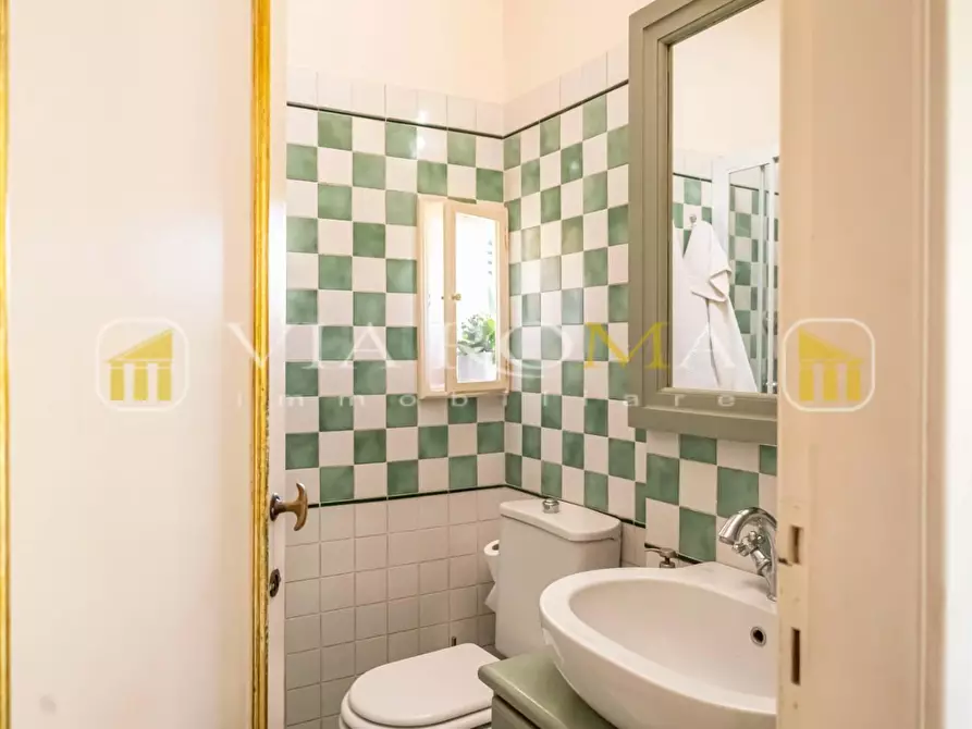 Immagine 16 di Appartamento in vendita  a Lucca