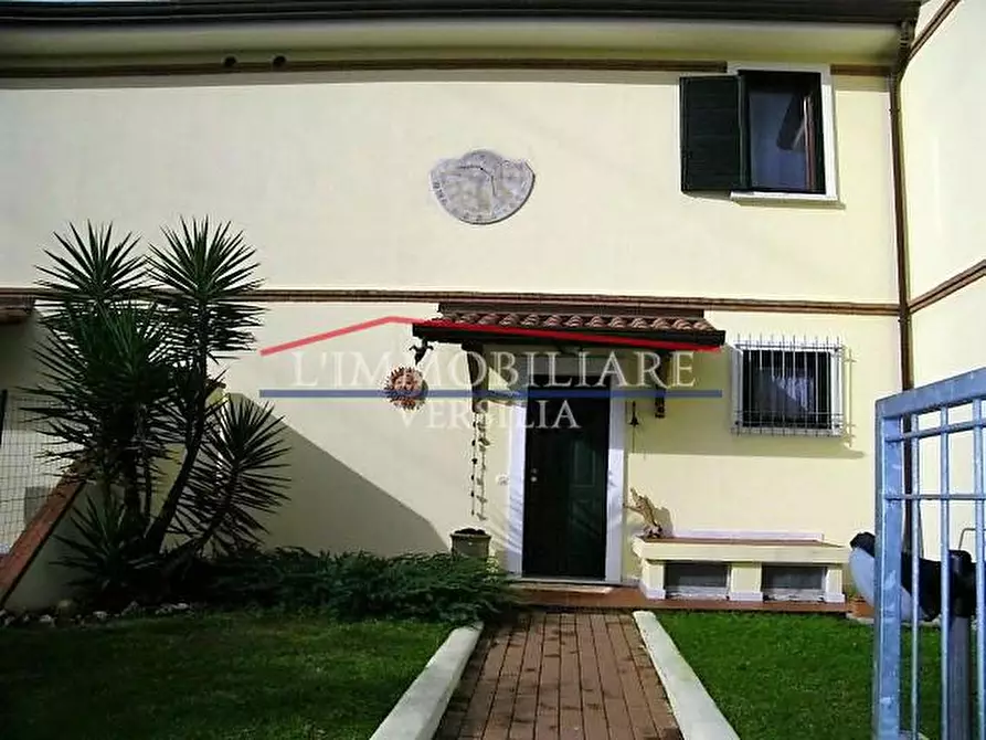 Immagine 17 di Casa semindipendente in vendita  a Massa