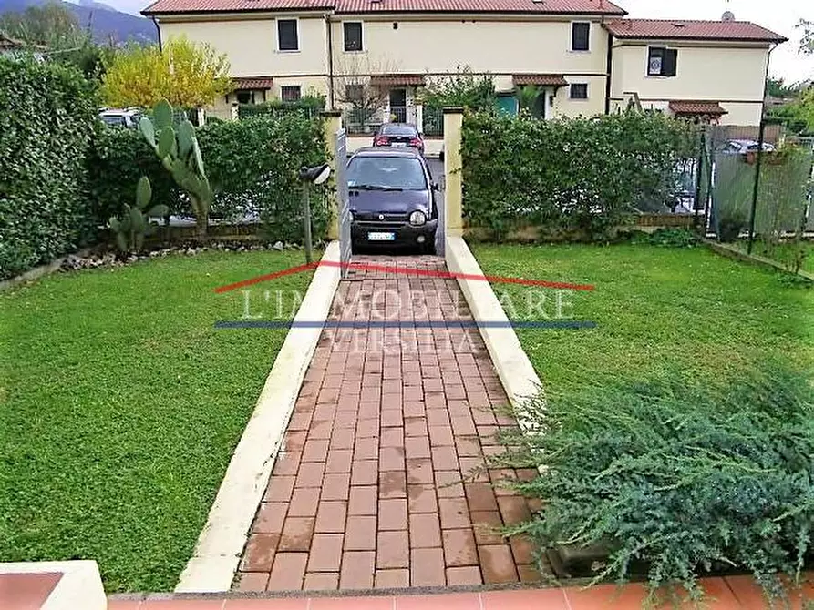 Immagine 16 di Casa semindipendente in vendita  a Massa