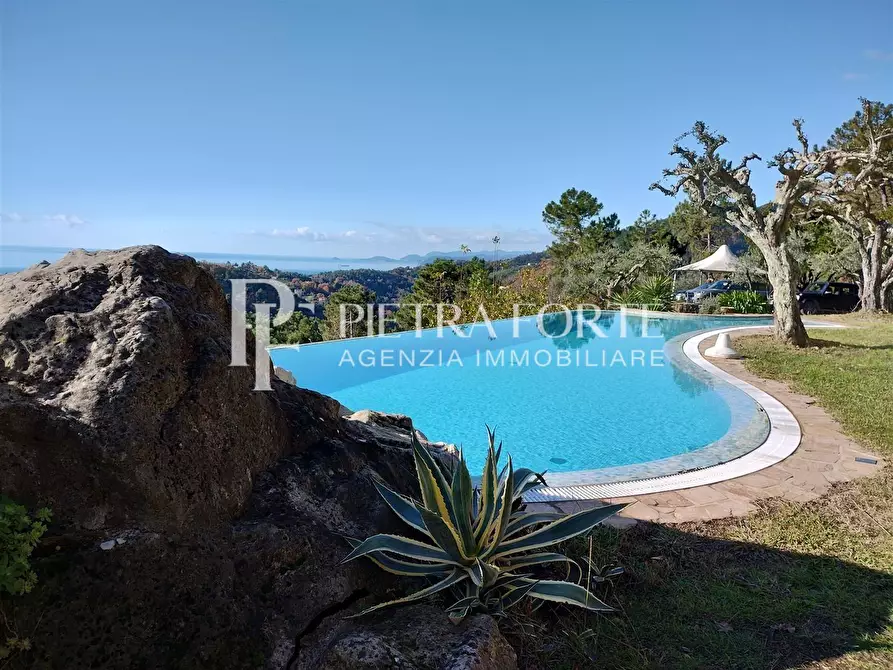 Immagine 1 di Villa in vendita  a Pietrasanta