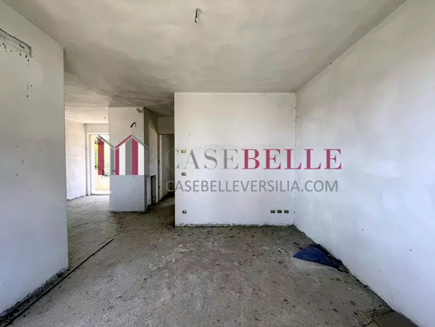 Immagine 1 di Casa bifamiliare in vendita  a Camaiore