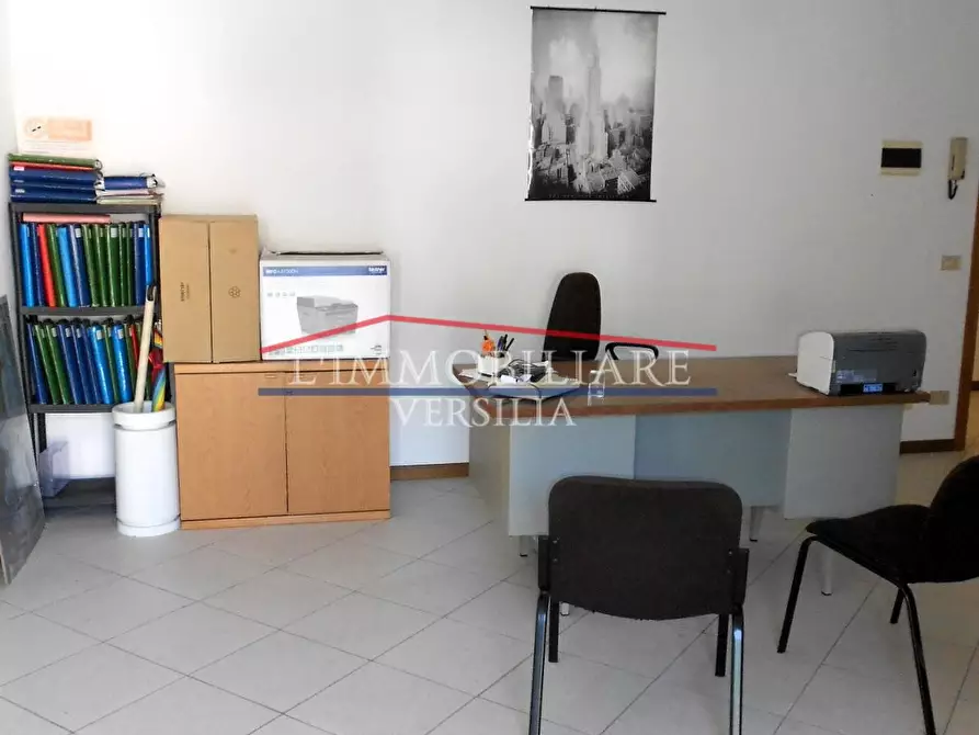 Immagine 21 di Ufficio in vendita  a Montignoso