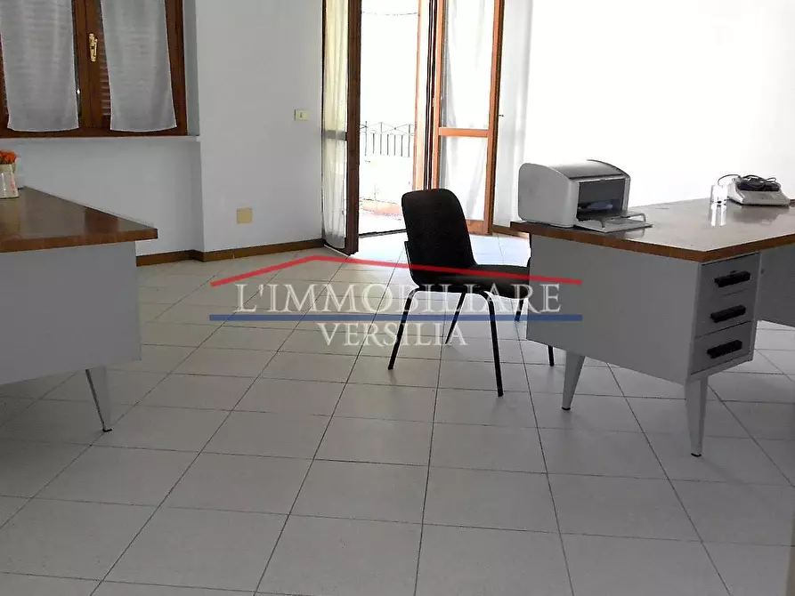 Immagine 13 di Ufficio in vendita  a Montignoso