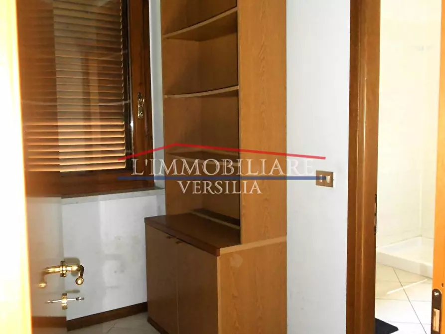 Immagine 8 di Ufficio in vendita  a Montignoso