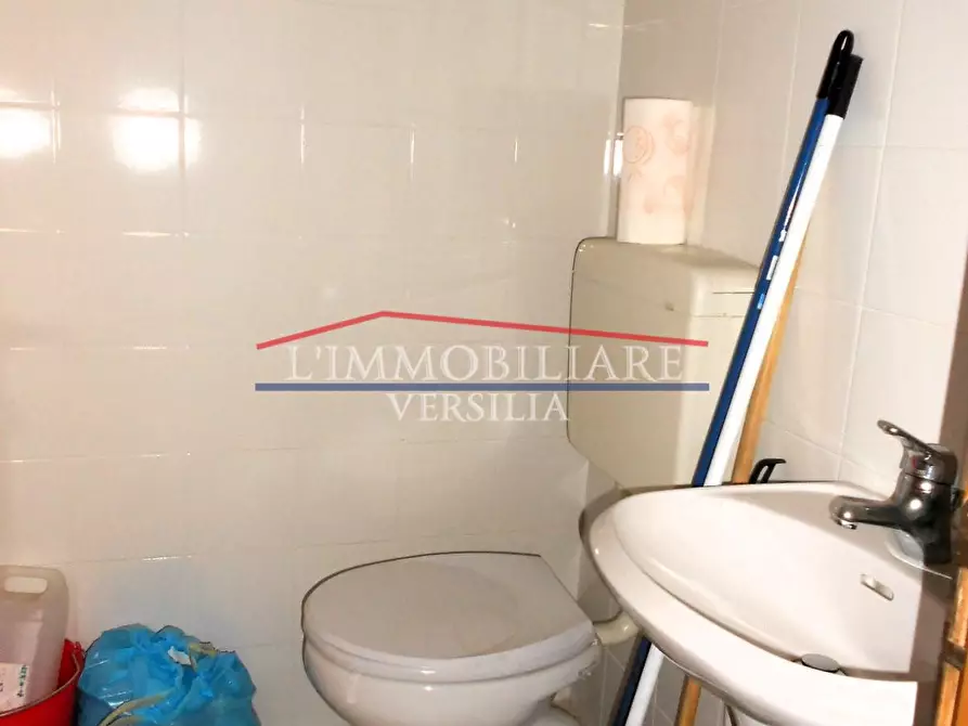 Immagine 25 di Ufficio in vendita  a Montignoso