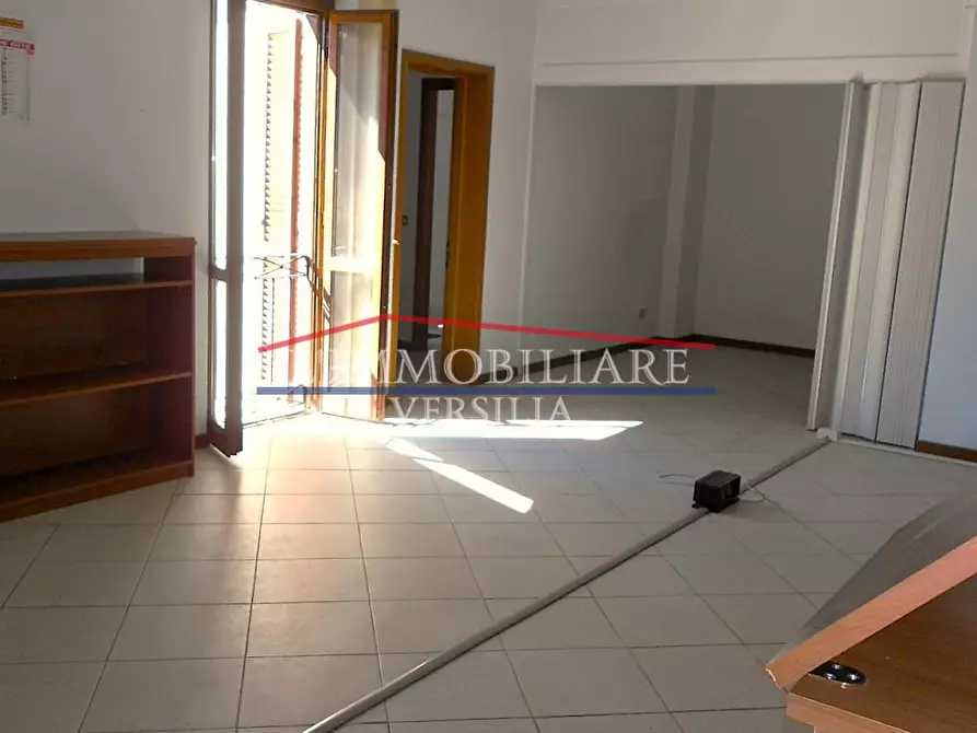 Immagine 2 di Ufficio in vendita  a Montignoso