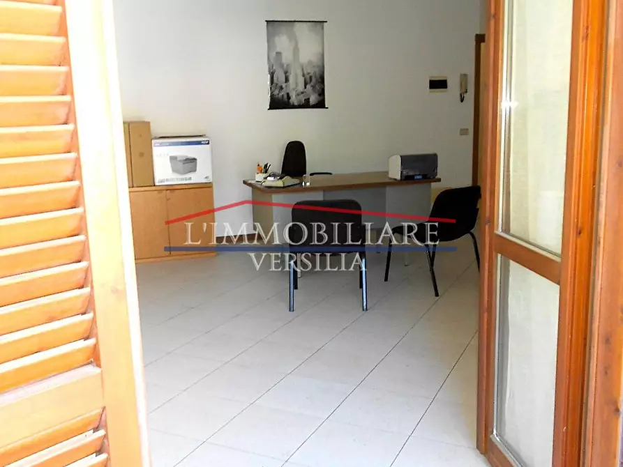 Immagine 23 di Ufficio in vendita  a Montignoso