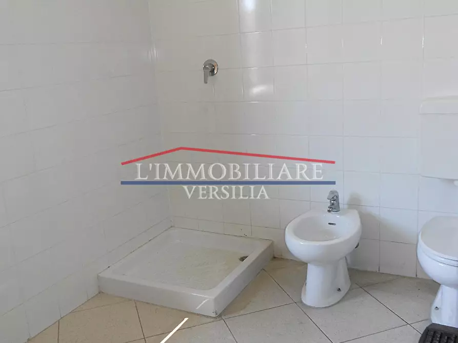 Immagine 10 di Ufficio in vendita  a Montignoso