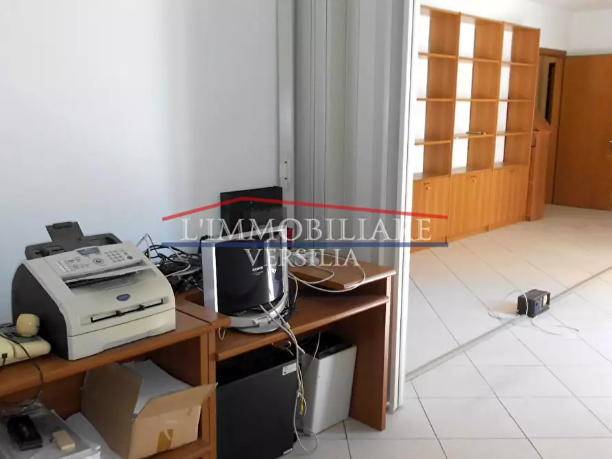 Immagine 5 di Ufficio in vendita  a Montignoso