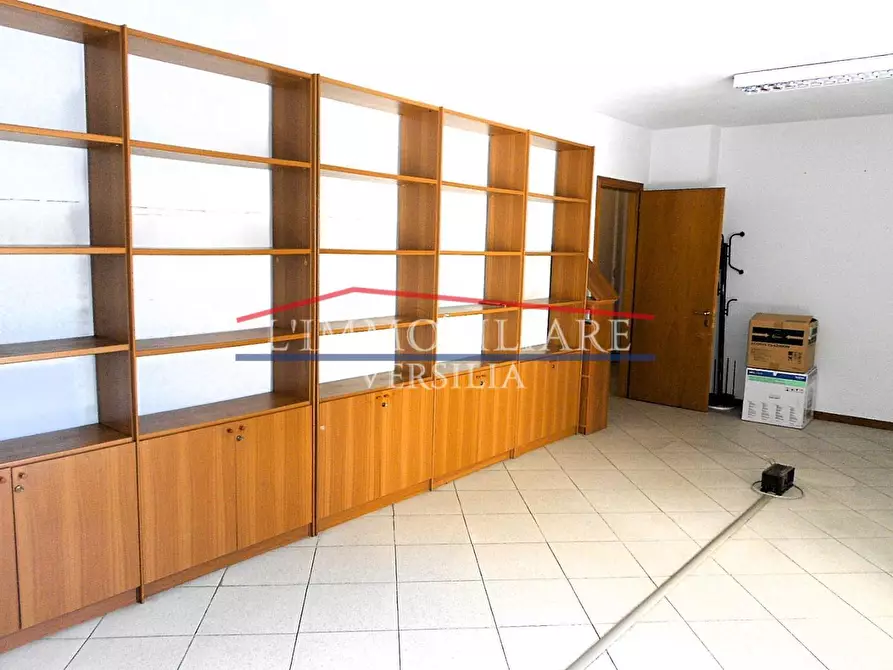 Immagine 3 di Ufficio in vendita  a Montignoso