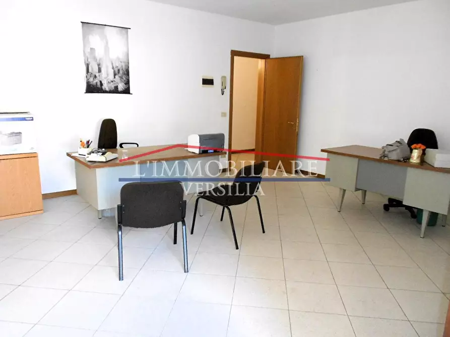 Immagine 12 di Ufficio in vendita  a Montignoso