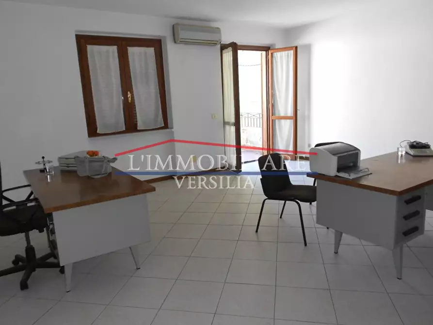 Immagine 18 di Ufficio in vendita  a Montignoso