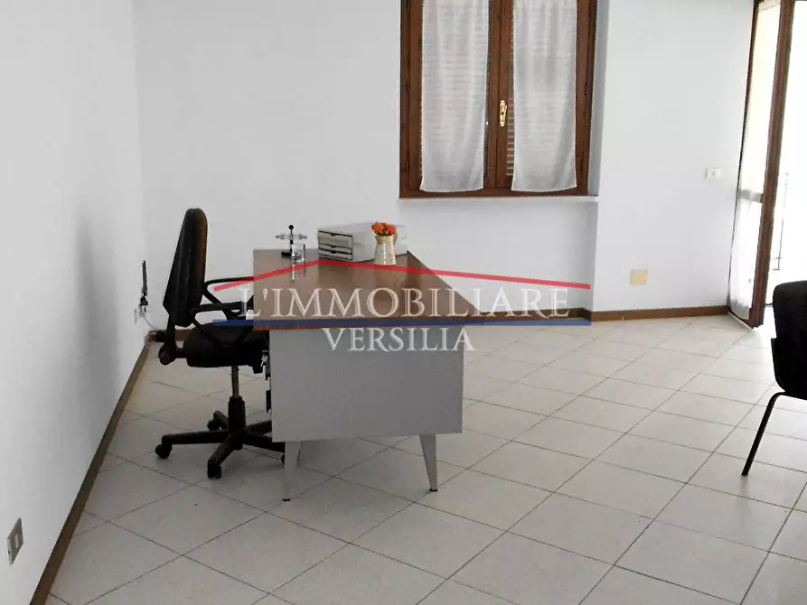 Immagine 20 di Ufficio in vendita  a Montignoso