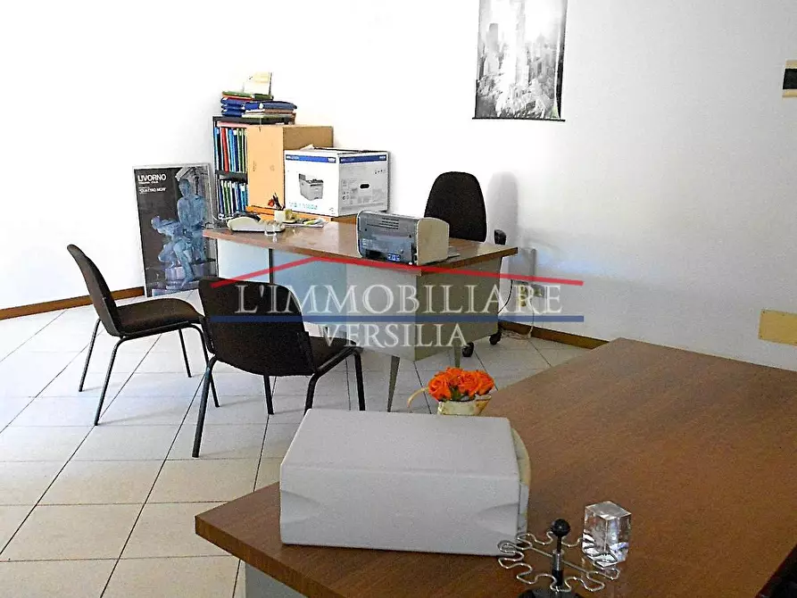 Immagine 19 di Ufficio in vendita  a Montignoso