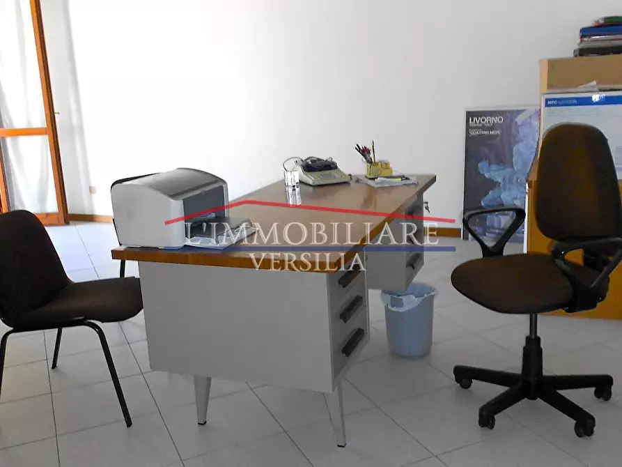 Immagine 15 di Ufficio in vendita  a Montignoso