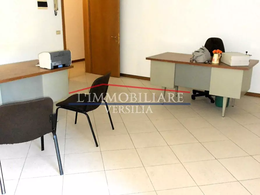 Immagine 16 di Ufficio in vendita  a Montignoso