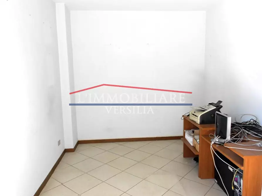 Immagine 4 di Ufficio in vendita  a Montignoso