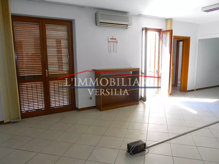 Immagine 6 di Ufficio in vendita  a Montignoso