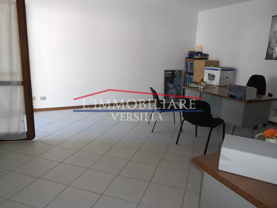 Immagine 17 di Ufficio in vendita  a Montignoso