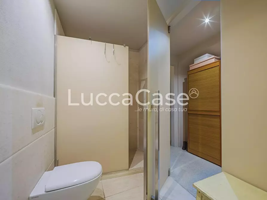 Immagine 18 di Appartamento in vendita  a Lucca