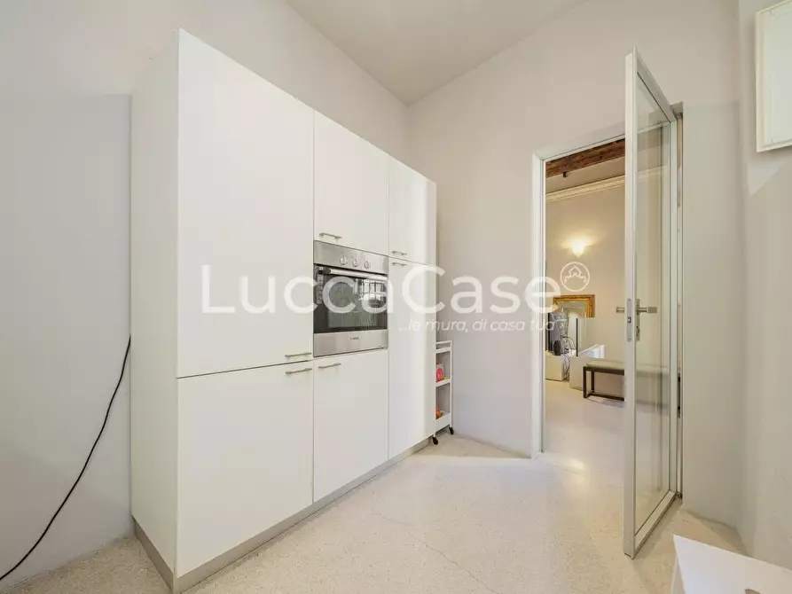 Immagine 4 di Appartamento in vendita  a Lucca