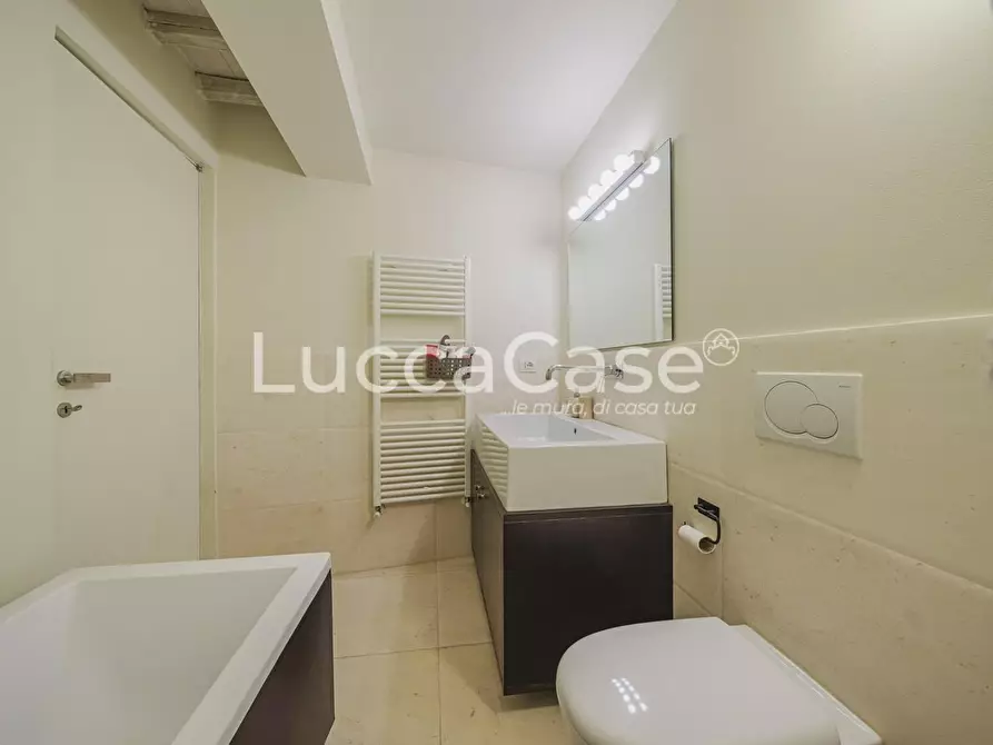 Immagine 15 di Appartamento in vendita  a Lucca