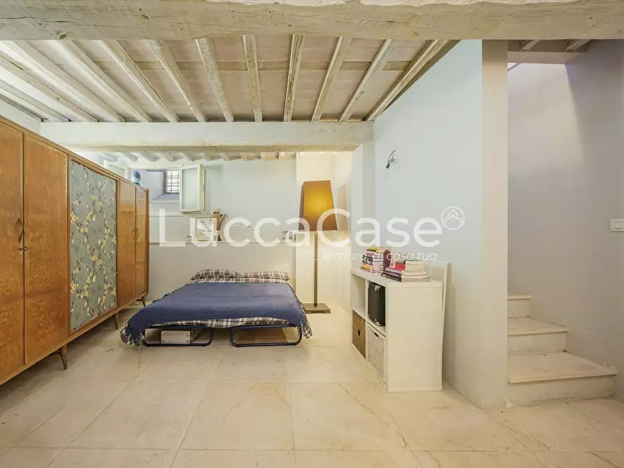 Immagine 11 di Appartamento in vendita  a Lucca