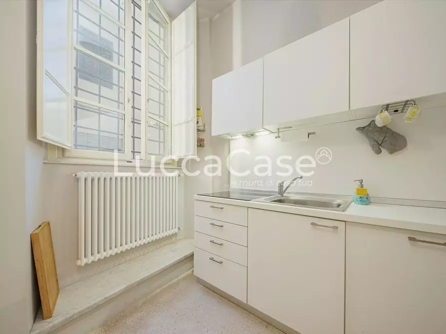 Immagine 21 di Appartamento in vendita  a Lucca