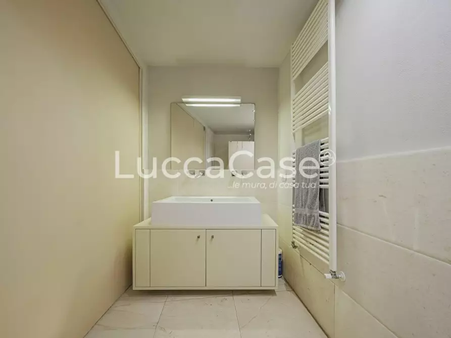Immagine 10 di Appartamento in vendita  a Lucca