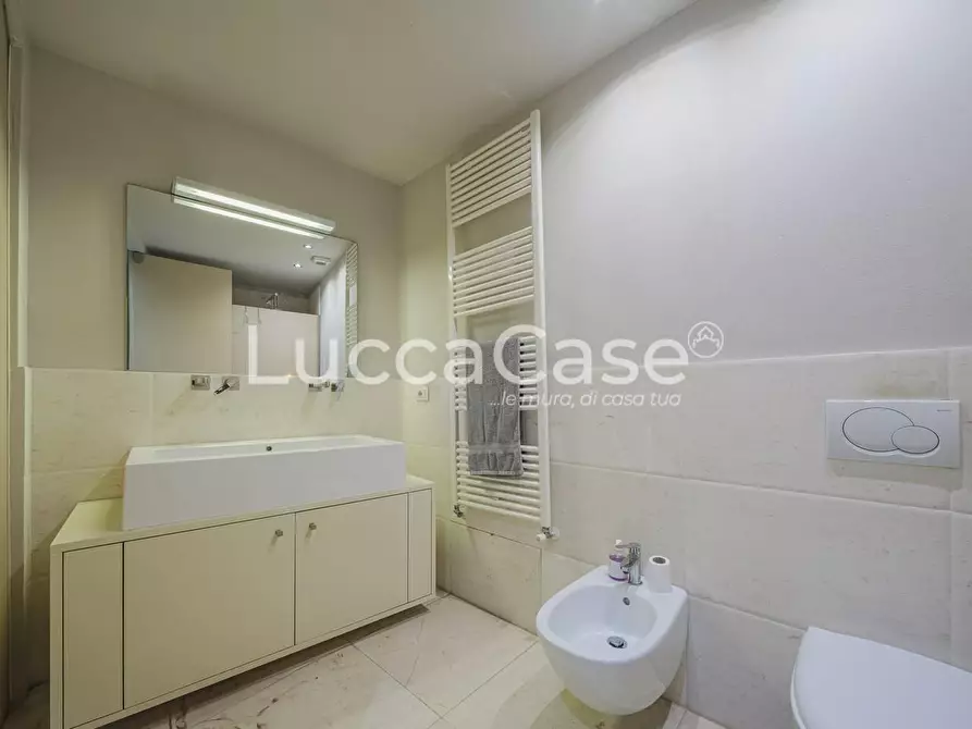 Immagine 9 di Appartamento in vendita  a Lucca