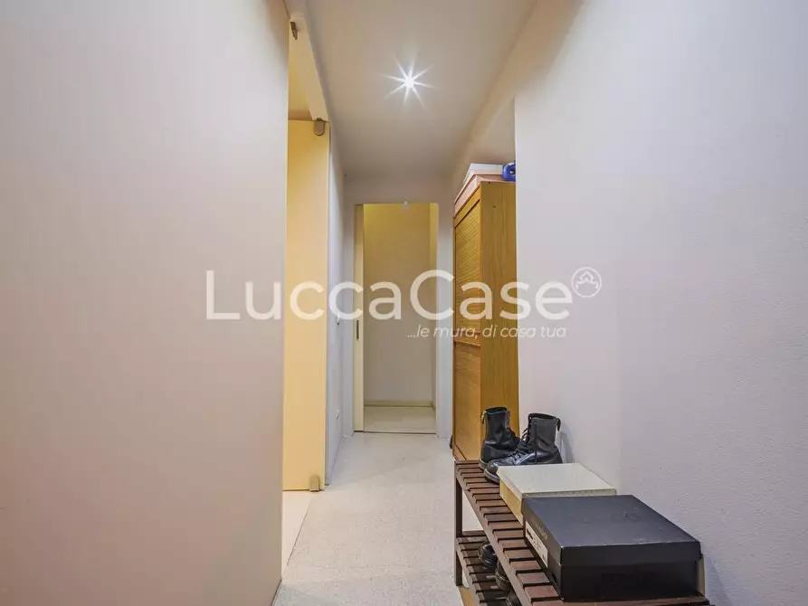 Immagine 19 di Appartamento in vendita  a Lucca