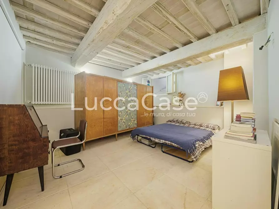 Immagine 12 di Appartamento in vendita  a Lucca