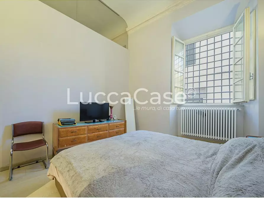 Immagine 17 di Appartamento in vendita  a Lucca