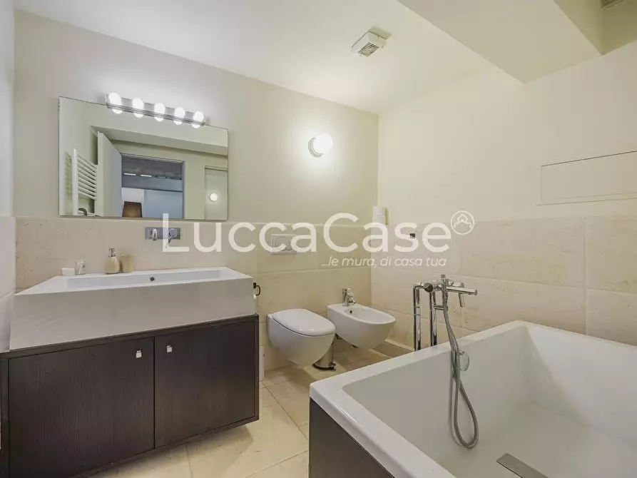 Immagine 14 di Appartamento in vendita  a Lucca