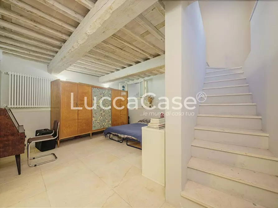 Immagine 16 di Appartamento in vendita  a Lucca