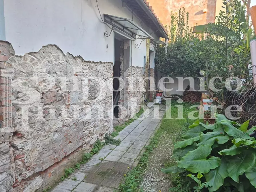 Immagine 2 di Villa in vendita  a Pisa