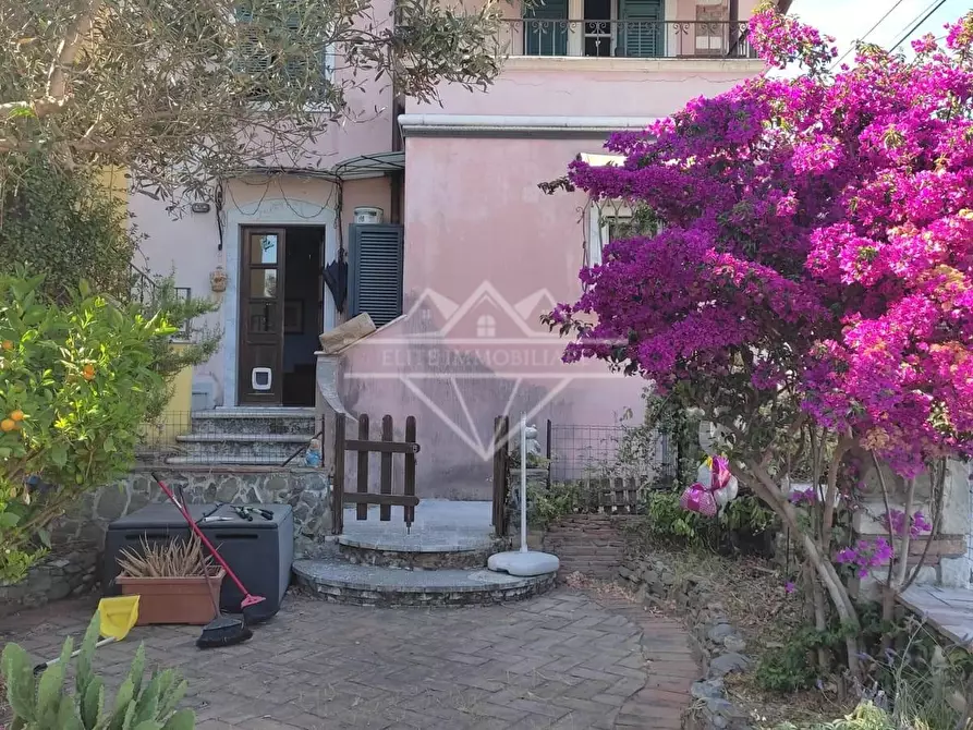 Immagine 1 di Casa semindipendente in vendita  a Carrara