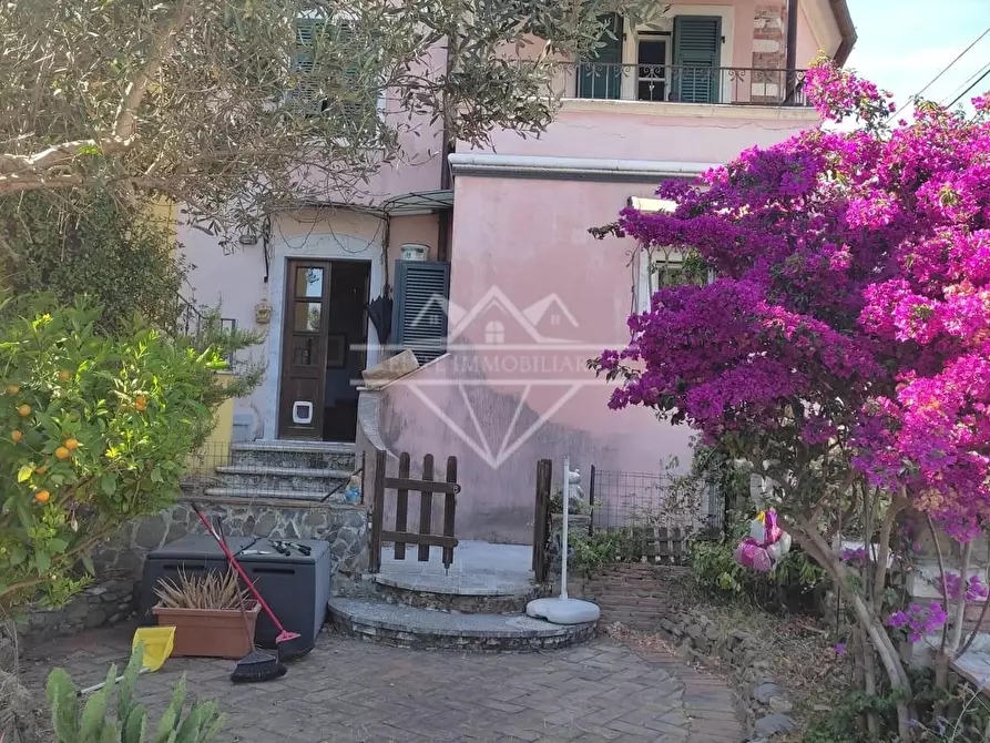 Immagine 15 di Casa semindipendente in vendita  a Carrara