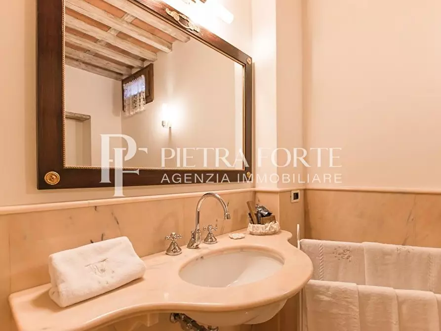 Immagine 102 di Casa colonica in vendita  a Pietrasanta