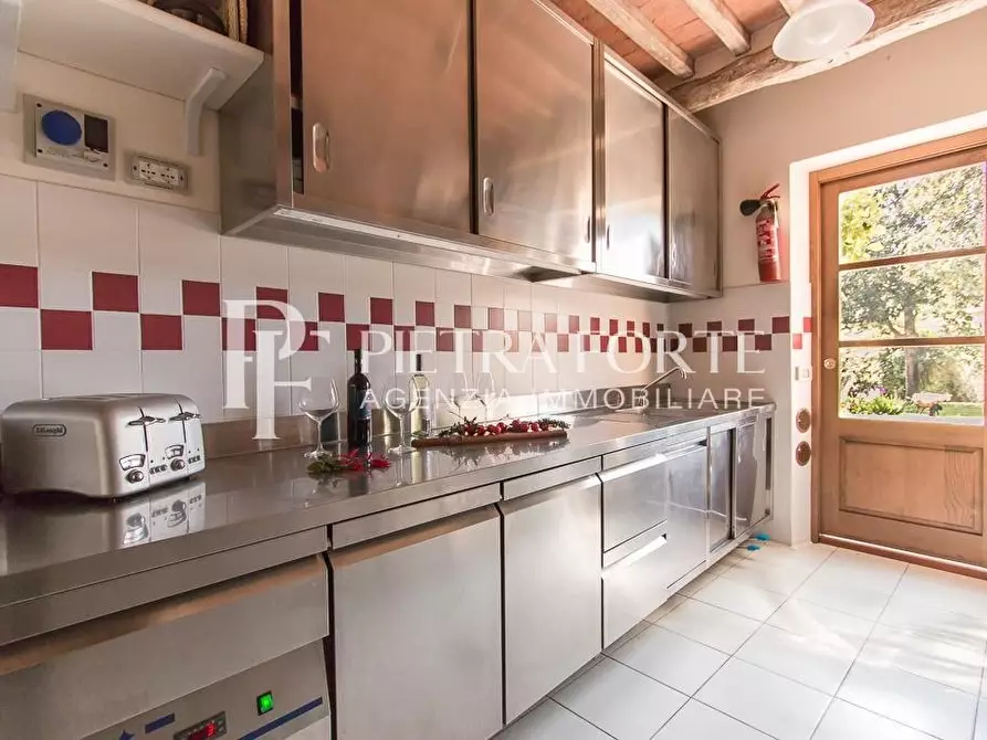 Immagine 40 di Casa colonica in vendita  a Pietrasanta