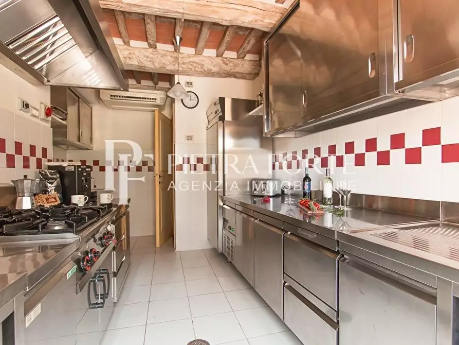 Immagine 114 di Casa colonica in vendita  a Pietrasanta