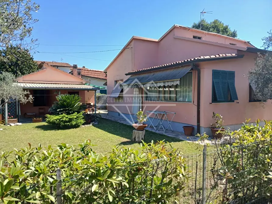 Immagine 1 di Casa semindipendente in vendita  a Carrara