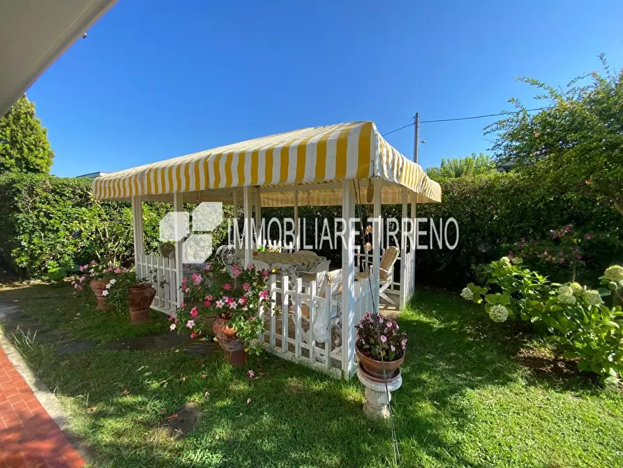 Immagine 2 di Appartamento in vendita  a Massa