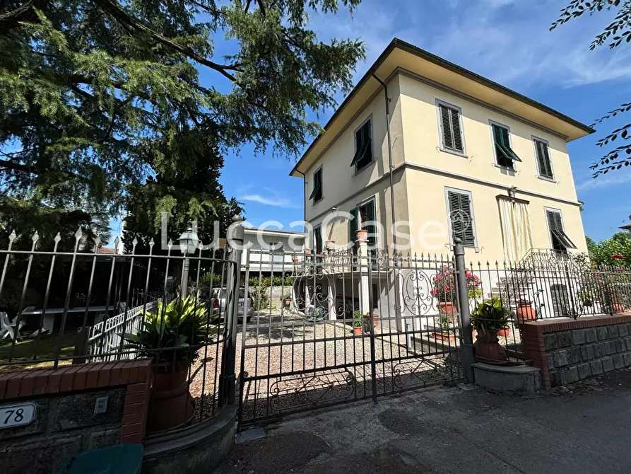 Immagine 27 di Villa in vendita  a Lucca