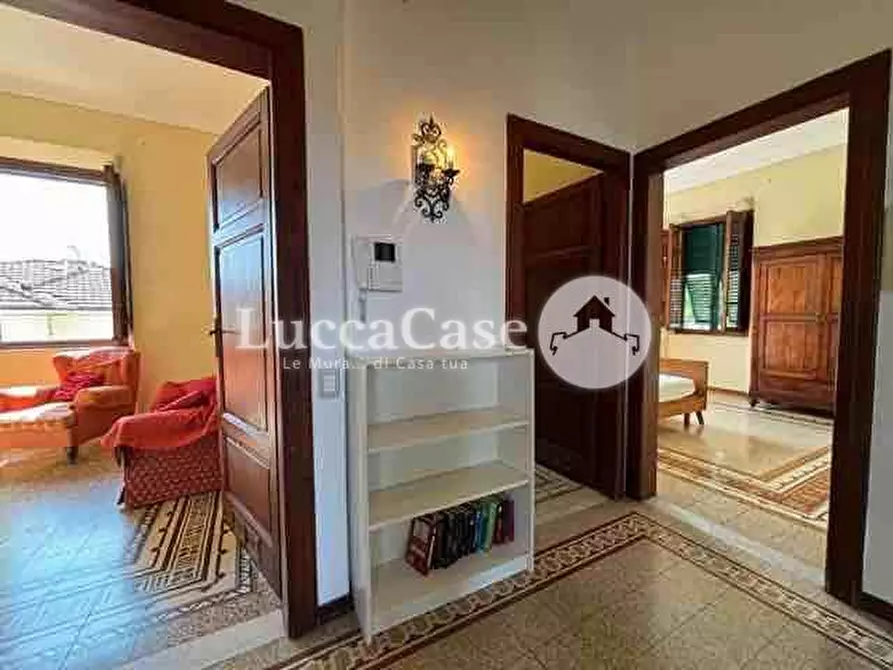 Immagine 1 di Villa in vendita  a Lucca