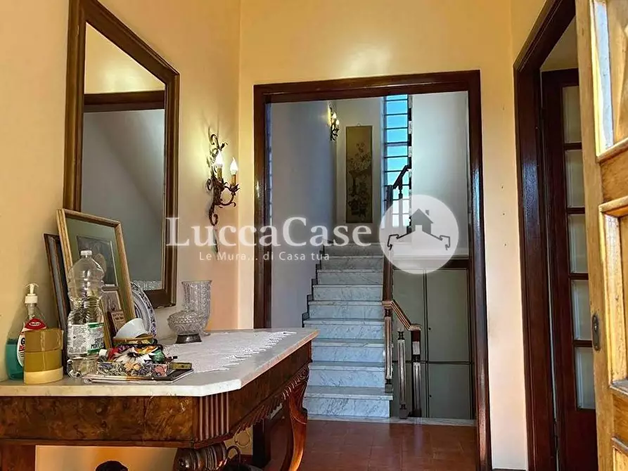 Immagine 1 di Casa bifamiliare in vendita  a Lucca