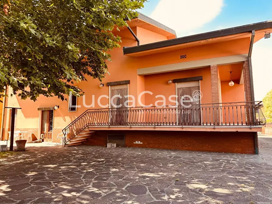 Immagine 3 di Villa in vendita  a Capannori